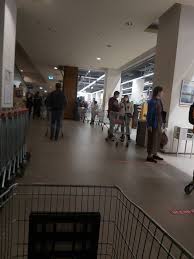 Cele 220 de magazine specializate sunt grupate pe zone tematice de moda, stiluri de viata, fiecare cu decoruri si scheme coloristice. CoadÄƒ UriaÈ™Äƒ La Auchan In Iulius Mall Foamea E Mare La Cluj Foto Stiri De Cluj