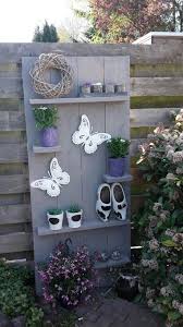 Wandregal Fur Draussen Ummauertergarten In 2020 Palettengarten Ummauerter Garten Diy Gartenbau