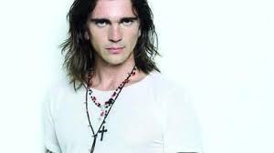 When he was younger, his father started calling him juanes, rather than juan, a contraction of his two first names juan and esteban. Deutschlandtour Juanes Wurde Niemals Englisch Singen