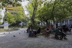 Εκκλησία αγίου σπυρίδωνα, λευκωσία (πίσω από τον αστυνομικό σταθμό λυκαβητού). Pws Kylaei H Zwh Sthn Plateia Toy Ag Gewrgioy Sthn Kypselh