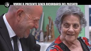 Quanta dolcezza, si torna ad essere bambini, non vergogniamoci di avere un  malato di Alzhaimer in casa e diamogli tutto l'amore possibile, lo so,  delle volte quando diventano aggressivi e' difficile ma