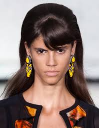 Le chignon sur le coté en version romantique, négligé et bohème, orné de tresses, de. Coiffure Soiree Avec Frange 40 Coiffures De Soiree Cool Ou Sophistiquees Elle