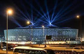 Cars rushing through the ancient city — only on the formula 1 track in baku. Baku Em 2021 Das Nationalstadion Baku Als Em 2020 Spielort