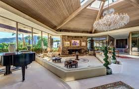 Much like fashion, sometimes there are trends in architecture that, for better or worse, resurface. 20 Gorgeous Examples Of Sunken Living Rooms