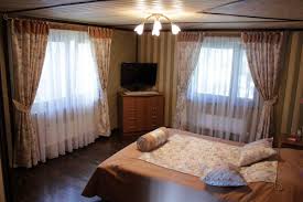 как расставить мебель в угловой комнате с двумя окнами Kak Splanirovat Interer Komnaty S Dvumya Oknami Blog O Dizajne Interera