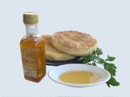 El protagonista de nuestra receta es el aceite de argán , un aceite vegetal, muy preciado en cosmética por su alto contenido de vitamina e que ayuda a combatir el envejecimiento de la piel. Aceite De Argan Comestible O Alimentario Propiedades Y Beneficios