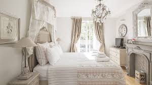 13 Idees Pour Avoir Une Decoration Provencale Moderne Decoration Maison Chambres Des Pays Francais Chambre Country