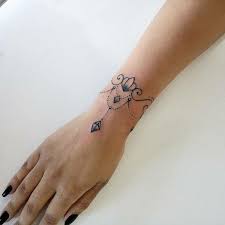 Are you thinking you'd like to get an arm tattoo. Tattoo Am Handgelenk 37 Motive Ideen Und Bedeutung 2019