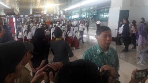 Sebab, kini helper di bandara soetta menerima gaji setara upah minimum regional (umr). Porter Bandara Soekarno Hatta Di Gaji Umr Warta Kota