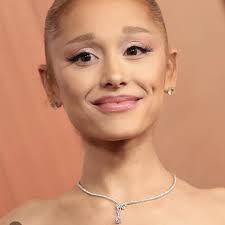 These are some of our favorite jewelry looks from the #Oscars2025 red  carpet. Which is your favorite? 💎