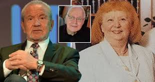 Aged 16, alan started working hard and his first job was as a statistician at the education ministry. Lord Alan Sugar S Sister Dies From Coronavirus Days After Brother S Death Aktuelle Boulevard Nachrichten Und Fotogalerien Zu Stars Sternchen
