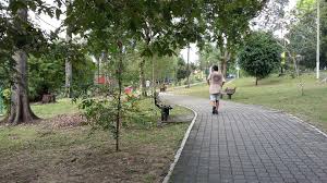 Taman tasik seremban ialah taman yang mempunyai pemandangan yang indah ini adalah tempat yang terbaik untuk berjogging pada pagi ataupun petang. Mohd Faiz Bin Abdul Manan Taman Tasik Seremban