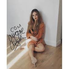 La nuova canzone di rocco hunt e ana mena ha una sonorità tipicamente estiva, che non lascerà indifferenti i fan. Ana Mena Autograph