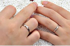 Tempatkan cincin kawin di jari manis tangan kanan dan cincin pertunangan di jari manis tangan kiri. Tren Fashion Korea Makna Dibalik Pemakaian Cincin Di Jari Money Id