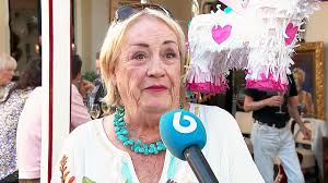 Viola Holt ontvangt tv-ploeg op verjaardag, valt keihard op d'r rug