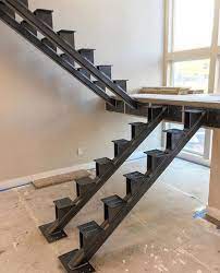 Gruntuem Metallicheskij Kosour Svoimi Rukami Salvabrani Home Stairs Design House Stairs Stairway Design