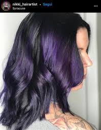 Goditi dei capelli neri incredibilmente lucenti con cui abbaglierai tutti intorno a te. Capelli Viola Scuro Chiaro Melanzana Tinte E Sfumature Amica