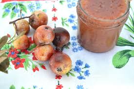 Lavare bene le giuggiole, asciugarle, togliere il nocciolo e versarle in una pentola con la scorza di limone, un bicchiere di acqua. Marmellata Di Giuggiole Fatta In Casa Ricetta Originale