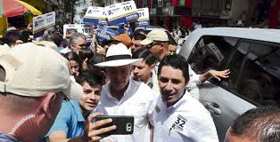 Resultado de imagen para alvaro uribe campaÃ±as politicas y debates en plaza publica