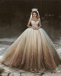When the back fullness was formed into box pleats at the neckline, falling freely from there to the floor, the gown is referred to as a robe à la française. (413) charlotte mankey calasibetta & phyllis tortora in the dictionary of fashion (2003) defines the robe à la française. Tenue De Princesse Www Macj Com Br
