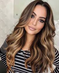 Mechas tono miel ideales para pieles morenas 🤎