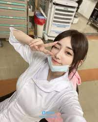甜美护理师天使李怡葶脸蛋魔鬼身材！制服下反差凶猛，丰满车灯让人打针都不痛了！-鸭蛋秀