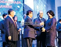 Setiausaha kerajaan negeri sabah pejabat setiausaha kerajaan negeri sabah jabatan ketua menteri aras 28, blok a, pusat pentadbiran negeri sabah jalan ums, teluk likas 88400 kota kinabalu sabah. Seb Terima Trofi Setiausaha Kerajaan Negeri Untuk Anugerah Ketua Menteri Utusan Borneo Online