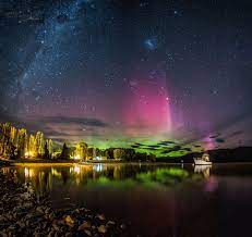 te anau new zealand with the aurora australis lighting up the evening new zealand south island te anau new zealand new zealand travel
