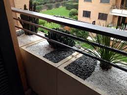 Terrazzo Con Piante Grasse E Pietre Decorative Decorazioni Terrazzo Piante Grasse