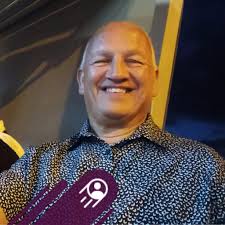 How sensible and co ordinated, the weed killing or small sweeper truck has  just travelled up and down our street, but everyone has their grey wheely  bin out today. The roads have