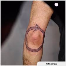 Vorrei fare un tatuaggio di un serpente attorno al braccio,un serpente realista,non tipo cartoni animati,però non mi piacciono con troppi particolari e definizioni,per esempio le scuame non troppo. Tauaggiomk Tatuaggio Serpente Braccio Uomo