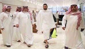 كريم مصطفى بنزيما ( تنطق بالفرنسية: Ø´Ø§Ù‡Ø¯ Ø§Ù„Ù„Ø§Ø¹Ø¨ ÙƒØ±ÙŠÙ… Ø¨Ù†Ø²ÙŠÙ…Ø§ Ø¨Ù…Ù„Ø§Ø¨Ø³ Ø§Ù„Ø¥Ø­Ø±Ø§Ù… Ø§Ø³ØªØ¹Ø¯Ø§Ø¯ Ø§ Ù„Ø£Ø¯Ø§Ø¡ Ø§Ù„Ø­Ø¬ Ù‚Ù†Ø§Ø© Ø§Ù„Ø¹Ø§Ù„Ù… Ø§Ù„Ø§Ø®Ø¨Ø§Ø±ÙŠØ©