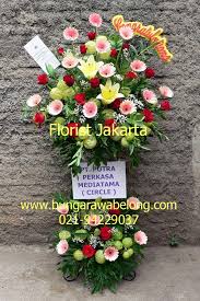 Kami membuatnya dengan karangan bunga disertai dengan balon dan boneka teddy bear. Bunga Standing Flower Pembukaan Toko Di Mall Toko Bunga Rawa Belong