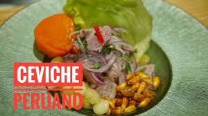 Mejor así porque el origen del nombre de ese plato peruano de pescado crudo cocinado en cítrico que en los últimos años se ha hecho tan popular en nuestro país como las patatas fritas, tiene muchas versiones. Como Preparar El Mejor Ceviche Peruano Receta Facil Paso A Paso Chef Del Restaurante Inti De Oro Youtube