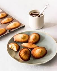 La Photo De Ces Madeleines Est Realisee Sur Mon Fond Gris Clair Fait Maison Et J En Profite Pour Vous Dire Que L Article Sur La Pro In 2020 Food Pretzel Bites
