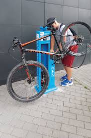 Auch Unterwegs Das Gefuhl Haben Auf Der Sicheren Seite Zu Sein Die Servicestation Assist Hilft Im Notfall Mit Dem Notwendigen Wer In 2020 Luftpumpe Fahrrad Unterwegs