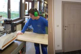 Leerlingen houtbewerking KTA Alicebourg realiseren deuren en trap voor  nieuwbouwproject (Lanaken) | Het Belang van Limburg Mobile