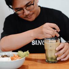 Kan ku arungi dua samudra ini, tapi biarkan ku habiskan paket Bundling  Cheesy Mayo + Kyoto latte dulu “ Lahap bener si abang makan paket bundling  terbaru dari Casa De Alter 👀