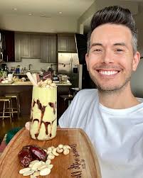 Za3 Za3 is SERVED! 🥑 ⁣ ⁣ One sip of this delicious avocado smoothie takes  me right back to the streets of Morocco.⁣ ⁣ Throughout the country you'll  find juice stands that