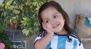 Dieron de alta a Catalina, la pequeña hija de Huguito Flores que sobrevivió  al trágico accidente