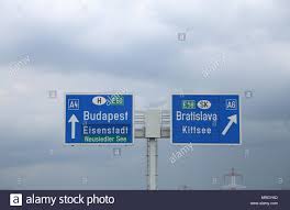 Schild Auf Der Osterreichischen Autobahn Mit Anweisungen An Die Grenze Zwischen Ungarn Und Der Slowakei Stockfotografie Alamy