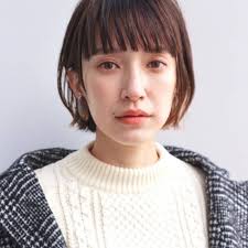 すっきり前髪 で差をつけて 大人に似合う ぱっつんショート ヘアカタログ キナリノ 前髪ぱっつん ボブ ショートヘア 外国人風 パーマ