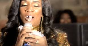 Ovo još niste vidjeli: Pjevačici je usred nastupa ispao zub...