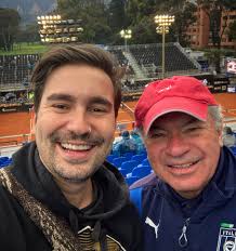 Mi papá no solo me enseñó a tocar guitarra y a patear un balón, sino que  con su ejemplo siempre me ha mostrado cómo ser una persona sencilla,  humilde y amable con