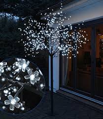 Led Baum Mit 600 Leds 250 Cm Fur Innen Und Aussen Farbe Kaltweiss Mit Bildern Led Baum Weihnachtsdeko Beleuchtung Led