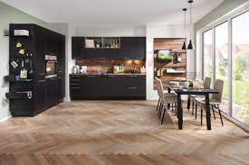 Schwarze Kuche Mit Arbeitsplatte Aus Holz Kuche Schwarz Moderne Kuche Kuche Holz