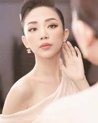 A con cá sấu | học bảng chữ cái abc với các nghệ sĩ nổi tiếng các bạn nhỏ nhớ đăng ký kênh và bấm chuông để nghe. Toc Tien Co Hinh TÆ°á»£ng Gá»£i Cáº£m Sau Ä'am CÆ°á»›i Bi Máº­t