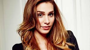 Die teilnehmerinnen plaudern floskeln nach, die heidi klum seit 14 jahren piepst. Gntm 2015 Transgender Pari Rechnet Nach Rauswurf Mit Heidi Klum Ab