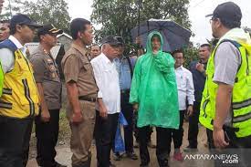 Beberapa akun mengunggah hasil pencarian google dari monyet pakai jas hujan. Jas Hujan Plastik Rp10 Ribu Jokowi Nan Praktis Antara News