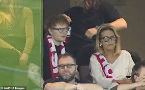 Weltstar ed sheeran ist erstmals vater geworden. Ed Sheeran Sieht Afl Match In Melbourne Zusammen Mit Michael Gudinski Witwe Sue Aktuelle Boulevard Nachrichten Und Fotogalerien Zu Stars Sternchen